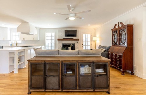 Acworth House | Fall Sale: 15% Off 3+ nights – thru Nov 30!