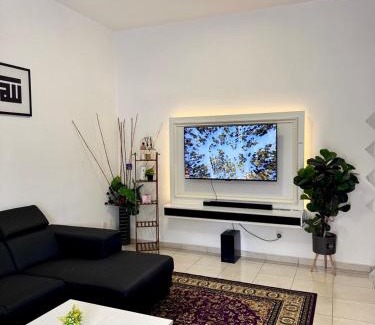 Malacca City House | Fallem's Homestay Melaka I 4 ROOMS I FULLY AIRCOND I 9 PAX I FREE WIFI I NETFLIX I INTEX POOL