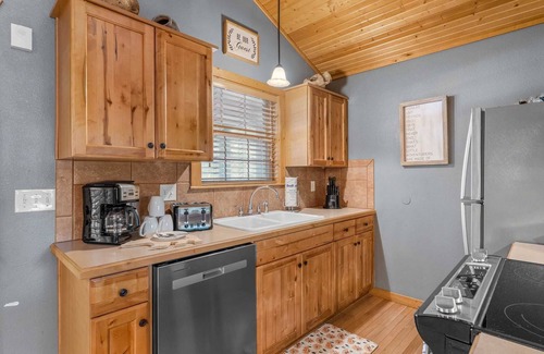 Reeds Spring Cabin | "Falling Leaf" Lodge - Stonebridge Resort by SDC -Short walk to Private Lake - SB100