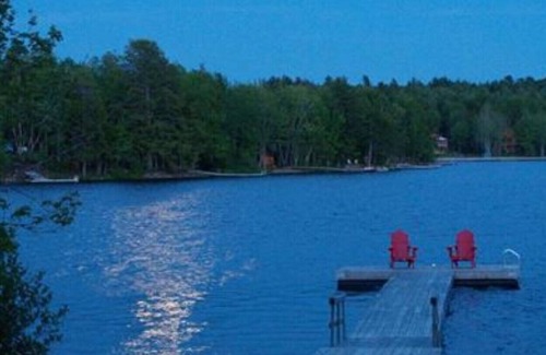 Smiths Corner Cottage | Falls Lake Beautiful Lakefront Year Round Cottage