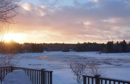Smiths Corner Cottage | Falls Lake Beautiful Lakefront Year Round Cottage