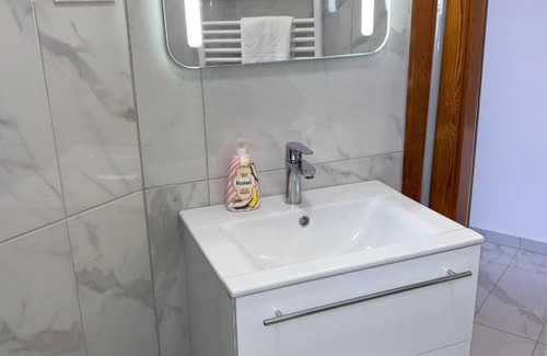 Sarvar Apartment | Família Apartmanház