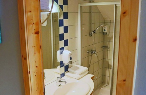 Seeboden Bed & Breakfast | Familienzimmer mit Separater Toilette und Bad und Balkon - Pension Kärnten