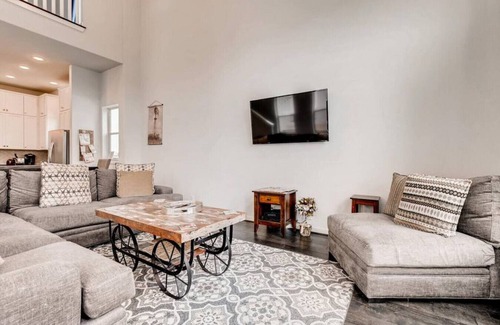Tobin Hill House | Fam Friendly 5 BDRM Home Blocks to Pearl, Riverwalk, and Convention Center!