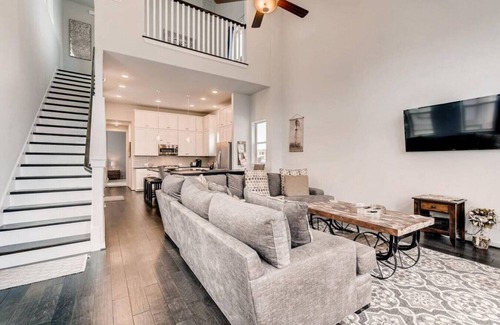 Tobin Hill House | Fam Friendly 5 BDRM Home Blocks to Pearl, Riverwalk, and Convention Center!