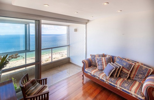 Leme Apartment | Familiar Seaside Retreat
