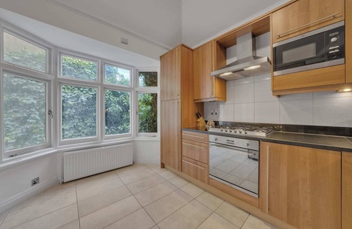 Belgravia Condo | Family 3-Bedroom Apartment in Belgravia