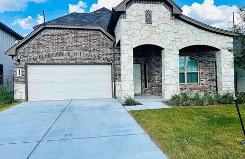 Georgetown House | Family and group friendly large, spacious modern home in Leander