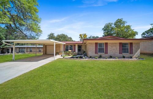 Medical Center District House | Family and Pet Friendly Stay - 15 Min to Downtown Six Flags SeaWorld very close to hospitals
