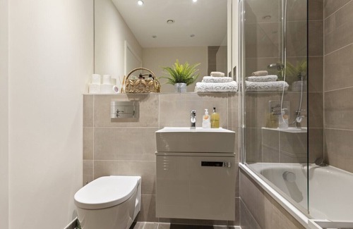 Sunbury on Thames Apartment | Family Apart for 7 Easy Booking