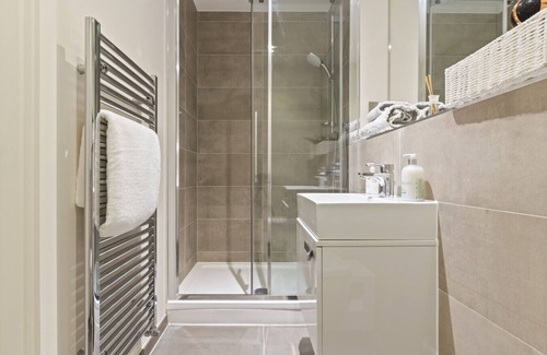 Sunbury on Thames Apartment | Family Apart for 7 Easy Booking