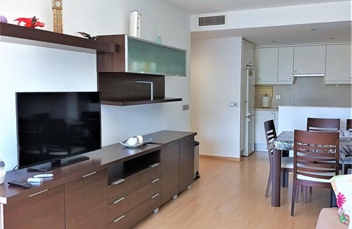 Castello d'Empuries Apartment | Family Apartment with Garden, Pool, and AC near La Rubina Beach