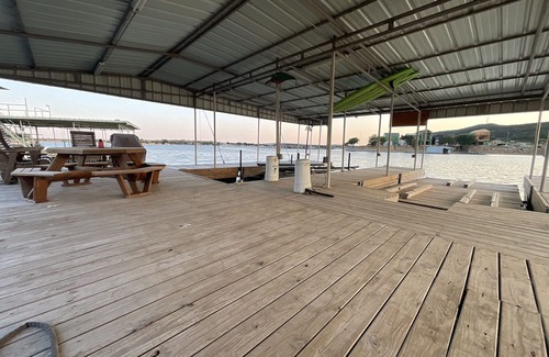 Graford Other | Family Bunkhouse 🚤 Option To Use Next Door Covered Boat Dock If Available 🚤