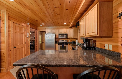 Gatlinburg - Pigeon Forge Cabin | Family Cabin! 5 minutes to Attractions! Pool!