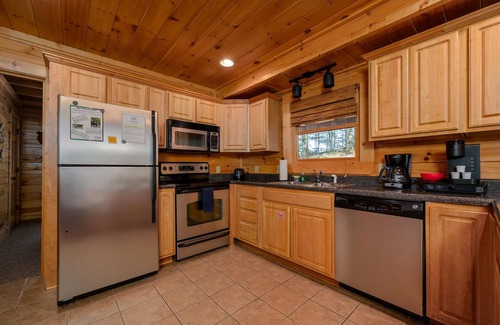 Gatlinburg - Pigeon Forge Cabin | Family Cabin! 5 minutes to Attractions! Pool!