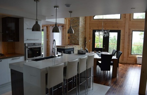 Saint-Joachim Apartment | Family, Comfortable, Luxurious with Spa (Unit 2)