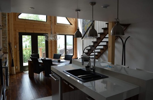 Saint-Joachim Apartment | Family, Comfortable, Luxurious with Spa (Unit 2)
