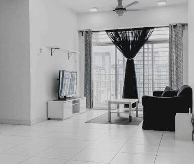 Bandar Saujana Putra Apartment | Family Condo 50 inches TV Netflix and WiFi with Pool View