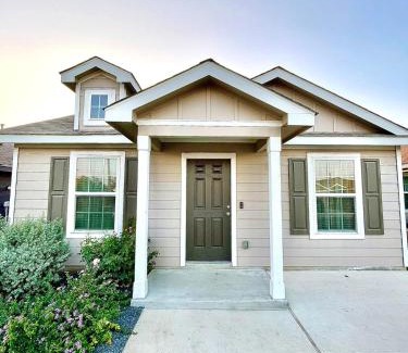West San Antonio House | Family Cottage Cozy Family Gem near SeaWorld Lackland