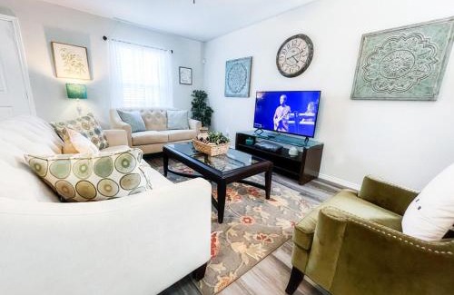 West San Antonio House | Family Cottage Cozy Family Gem near SeaWorld Lackland
