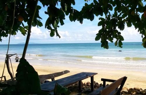Nuea Khlong House | Family Cottage of Koh Pu