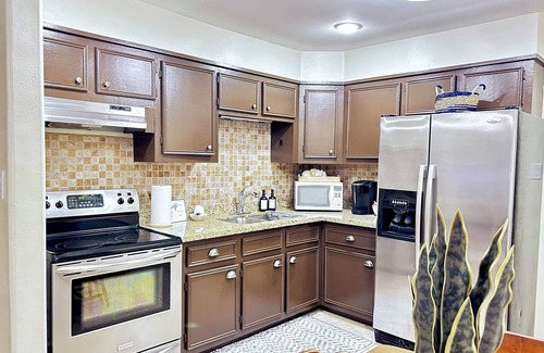 Port Isabel House | Family&Dog Friendly Home w/fenced yard 5min walk to town 7min drive to SPI Beach