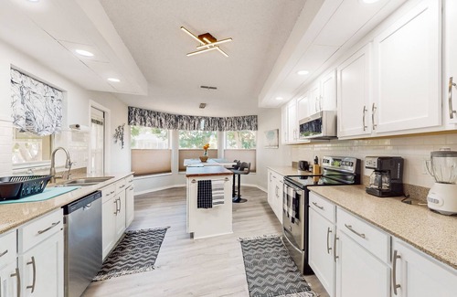 Brooksville House | Family & dog friendly with pond, shaded trees, close by parks, W/D, AC and Wifi