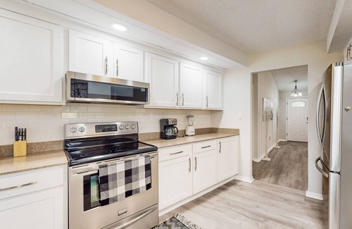 Brooksville House | Family & dog friendly with pond, shaded trees, close by parks, W/D, AC and Wifi