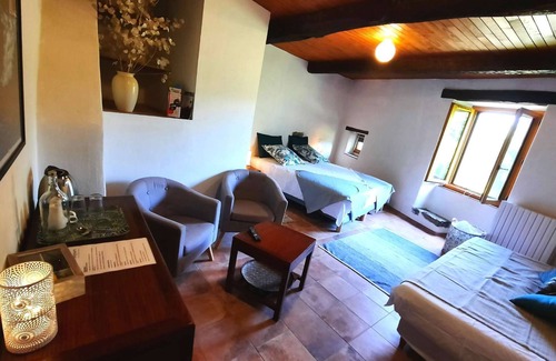 Cros House | Family double room B&B ★ king size bed ★ pool and spa ★ garden view ★ free WIFI