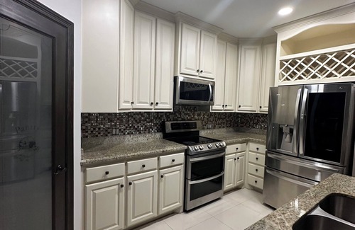Brownsville House | Family Escape Home w/playground 5 minutes from shopping centers & restaurants