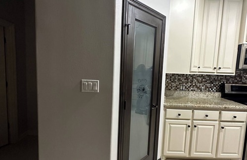 Brownsville House | Family Escape Home w/playground 5 minutes from shopping centers & restaurants