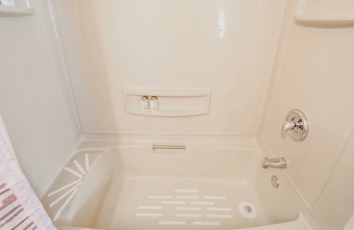 Zimmerman Cabin | FAMILY friendly 1 bedroom cabin in a quiet neighborhood. all year cabin