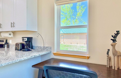Mariposa House | Family-Friendly 2-bedroom house with AC, WiFi near Yosemite Valley