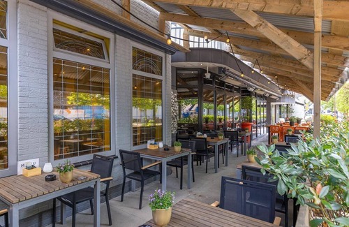 Made House | Family-Friendly 2 Units w/Dining, Local Landmarks & Stunning Outdoors