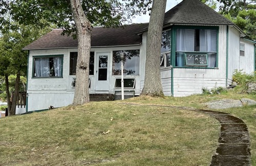 Grenell Cottage | Family friendly 3 bedroom Cottage with deck