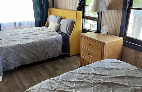 Grenell Cottage | Family friendly 3 bedroom Cottage with deck