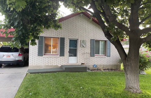 Spanish Fork House | Family-friendly 3 bdrm, office, large open kitchen with dining area & library.