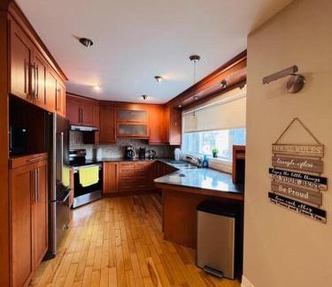 Nouveau-Rosemont Apartment | Family-Friendly 3BR Home with Backyard