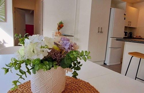 Murrays Bay Apartment | family-friendly 3BR flat by the bays - 3min walk to the beach
