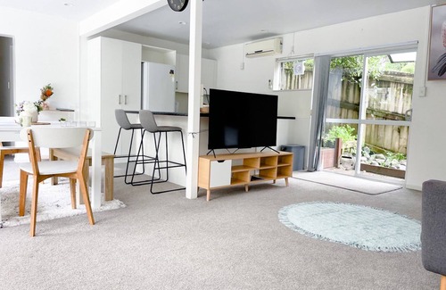 Murrays Bay Apartment | family-friendly 3BR flat by the bays - 3min walk to the beach