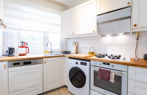 Moda Apartment | Family-Friendly 3BR Oasis in Moda – Balcony, Near Ferry, Metro & Seaside!