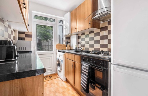 New Malden Apartment | Family-friendly 3BR, Private Garden, Free Parking