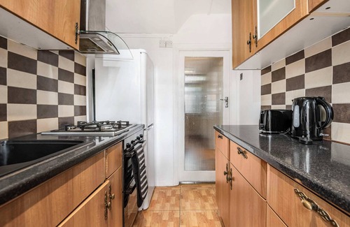 New Malden Apartment | Family-friendly 3BR, Private Garden, Free Parking