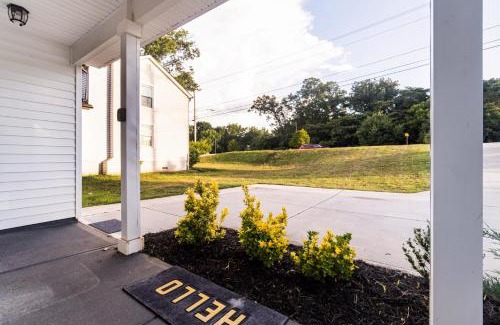 Paw Creek House | Family-Friendly 3BR w Hot Tub Games