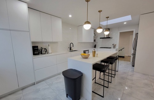 East Side House | Family Friendly 4 BR Home w/Huge Patio & Bbq near Bus and Skytrain Station