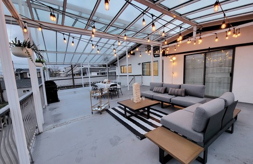 East Side House | Family Friendly 4 BR Home w/Huge Patio & Bbq near Bus and Skytrain Station