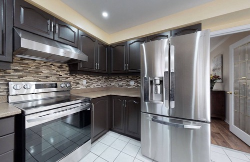Whitby House | FAMILY FRIENDLY 7-Bed 3.5 Bath, Office, WIFI, Pool, BBQ, Patio VACATION PROPERTY