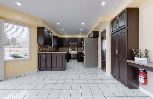 Whitby House | FAMILY FRIENDLY 7-Bed 3.5 Bath, Office, WIFI, Pool, BBQ, Patio VACATION PROPERTY