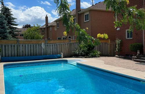 Whitby House | FAMILY FRIENDLY 7-Bed 3.5 Bath, Office, WIFI, Pool, BBQ, Patio VACATION PROPERTY