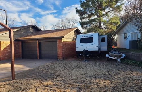 Sweetwater House | Family friendly and conveniently located in a beautiful neighborhood.